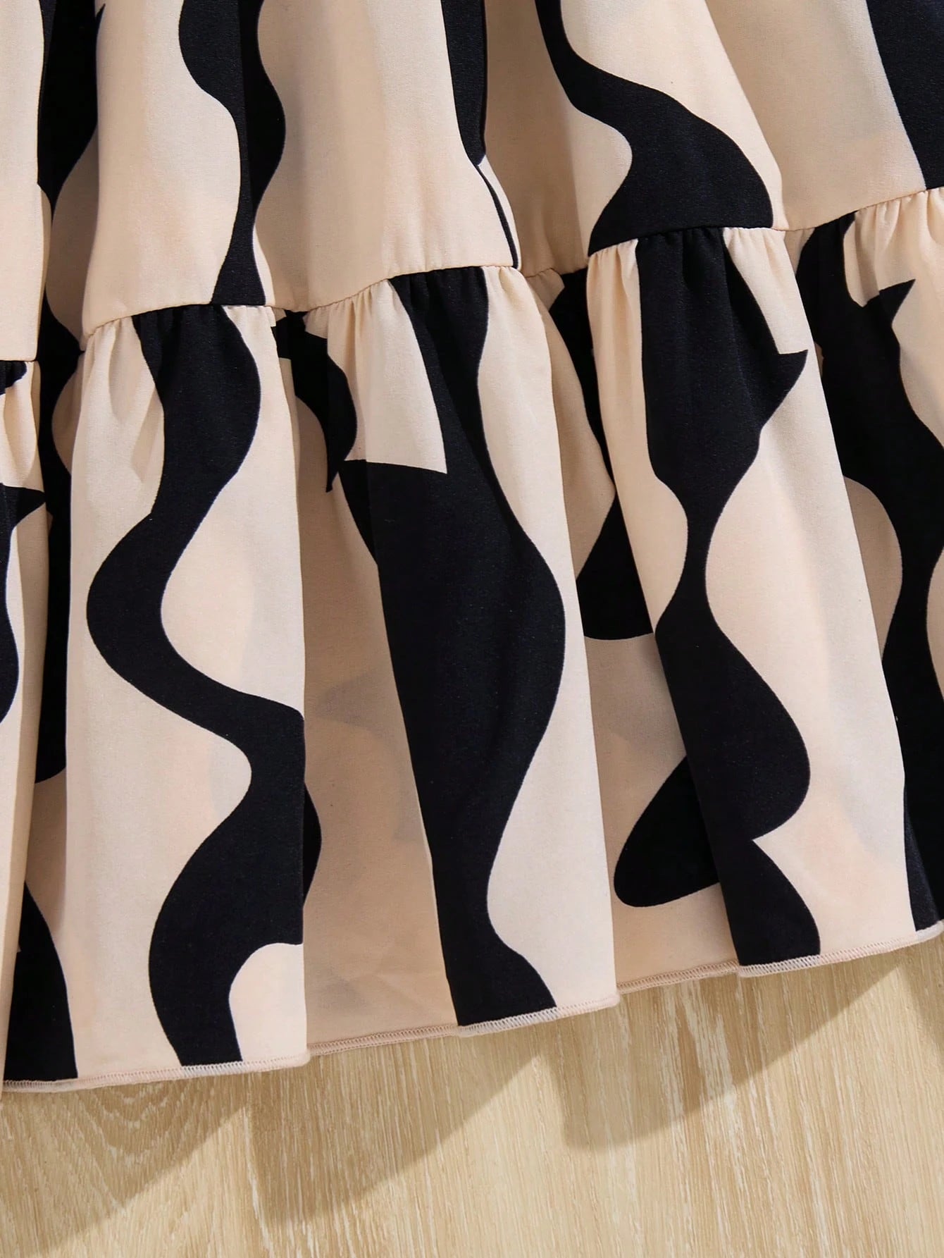 Vestido Negro Con Tirantes Y Estampado De Corazones Para Niña