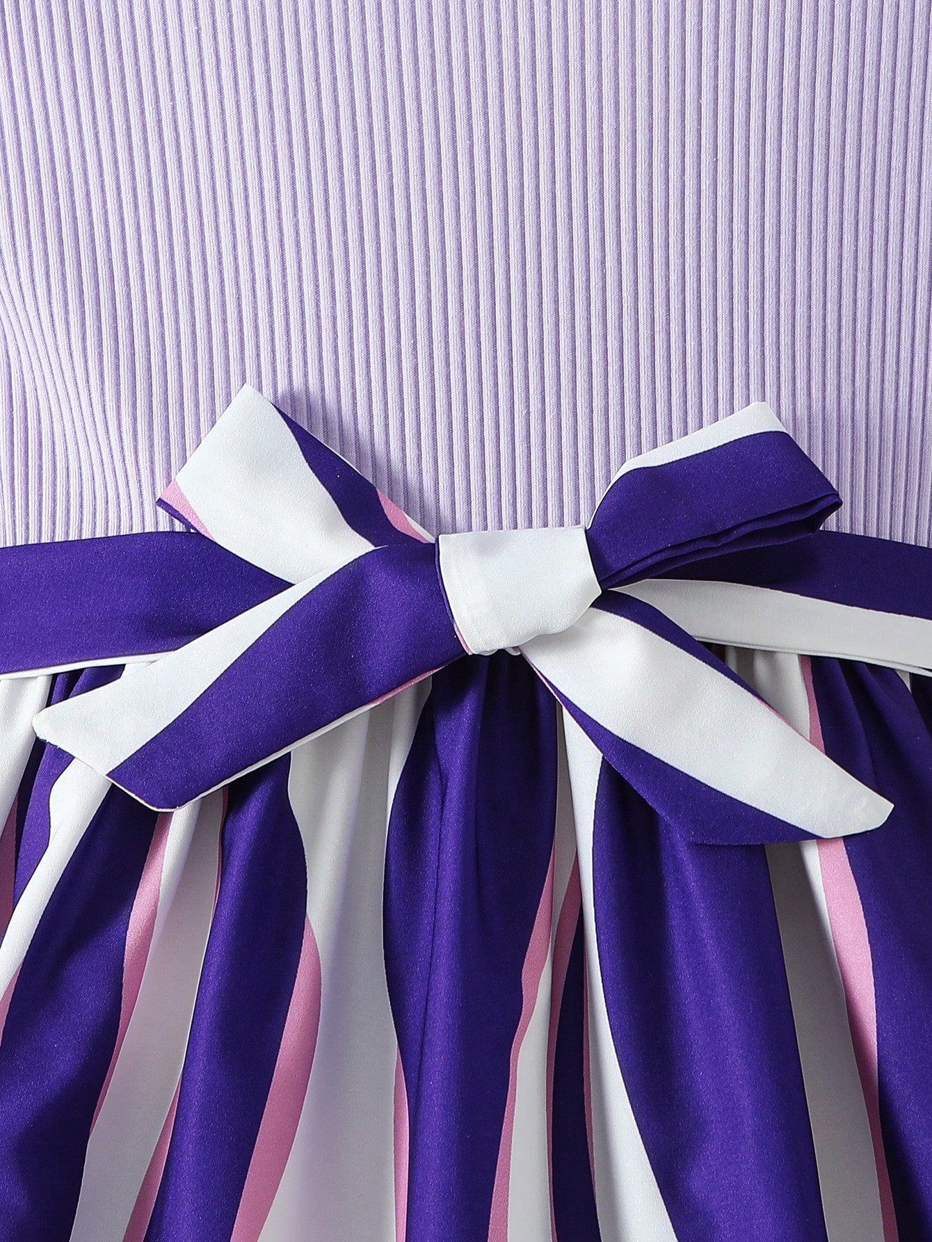 Vestido Morado Con Volantes Y Estampado Geométrico Para Niña