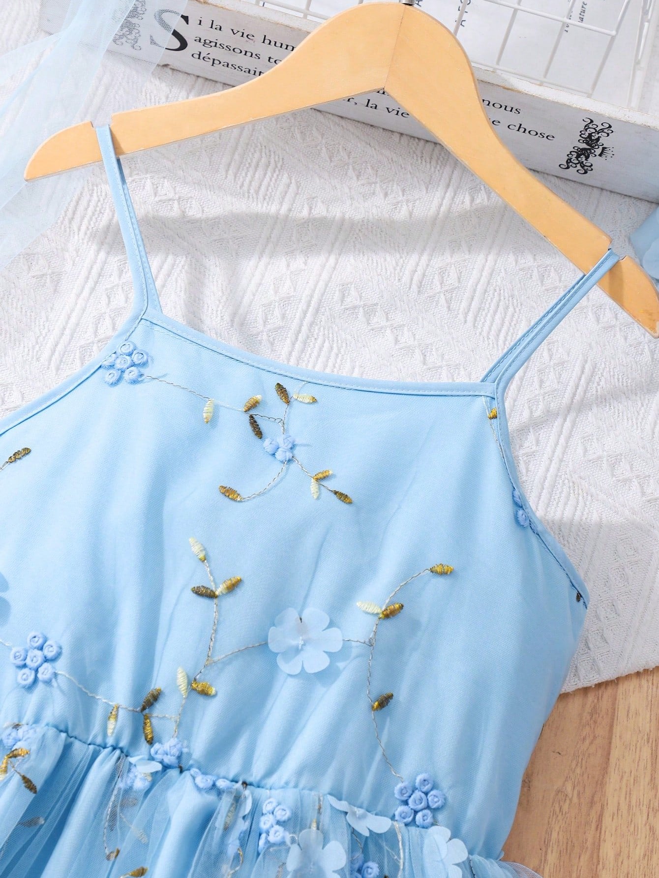 Vestido Azul Elegante Con Tul Bordado Y Tirantes Para Niña