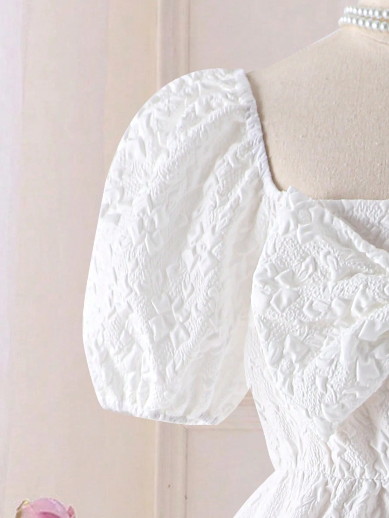 Vestido Blanco Texturizado Con Lazo Grande Para Niña