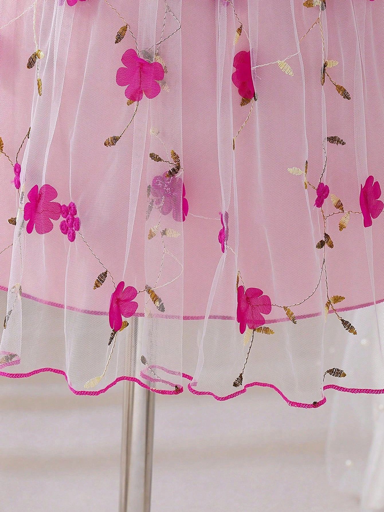 Vestido Rosa Fucsia Con Bordado Floral Para Niña