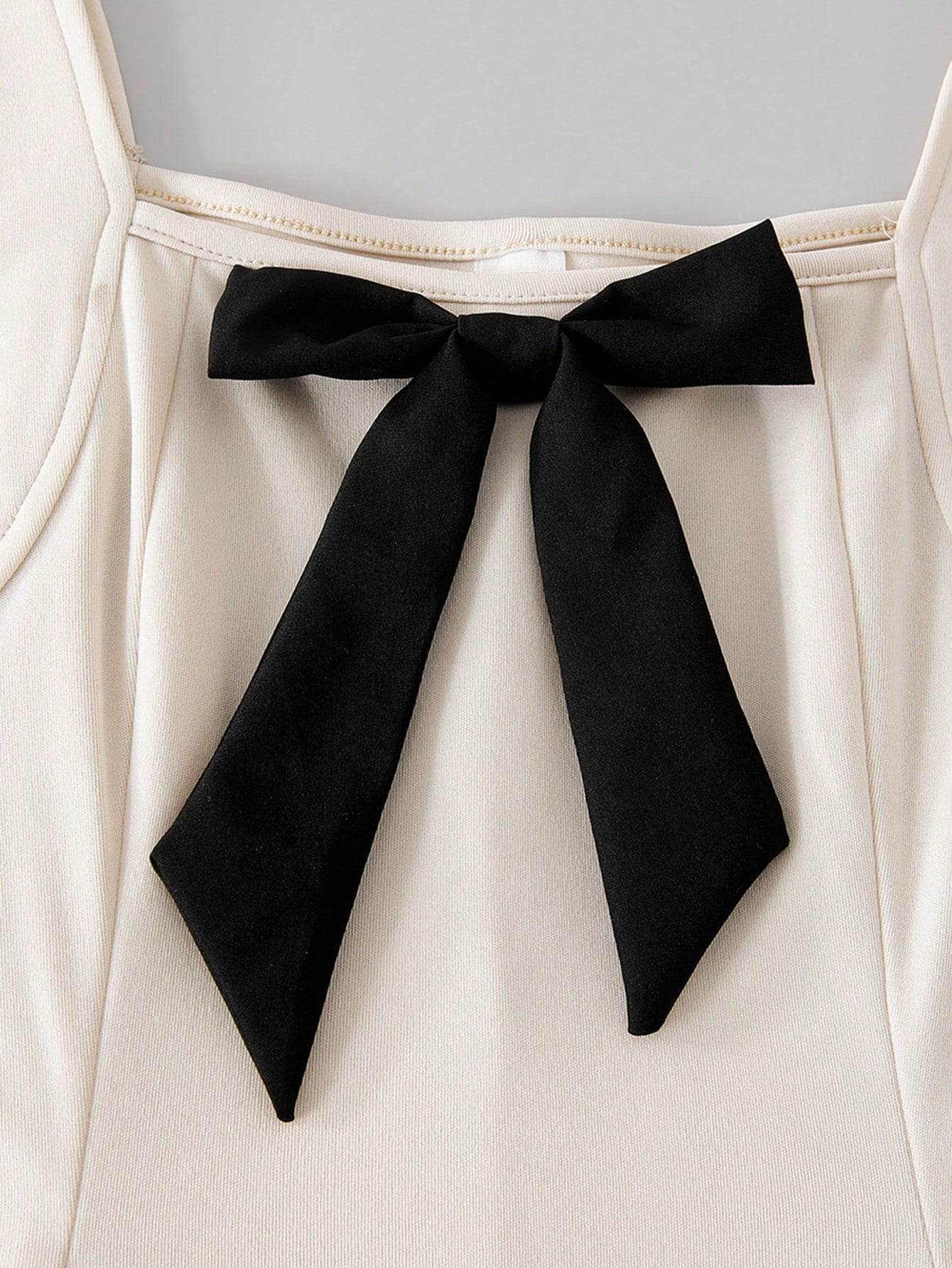 Vestido Beige Con Moño Negro Elegante Para Adolescente