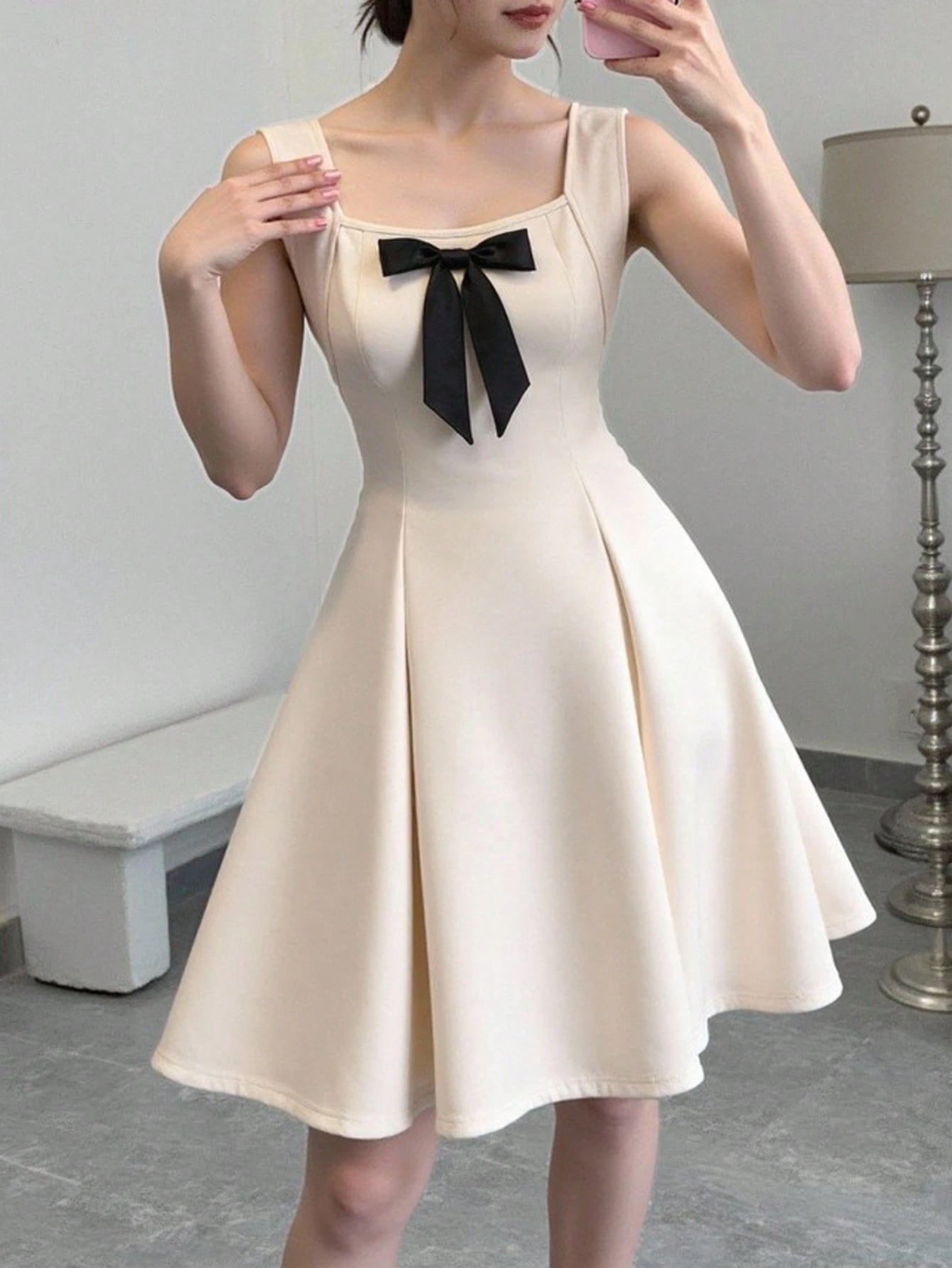 Vestido Beige Con Moño Negro Elegante Para Adolescente