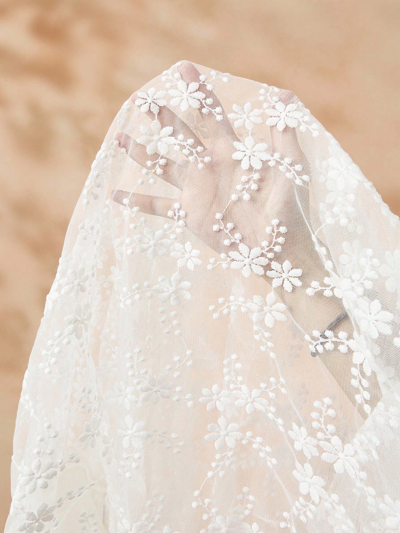 Vestido Blanco Midi Con Bordado Elegante Para Niña