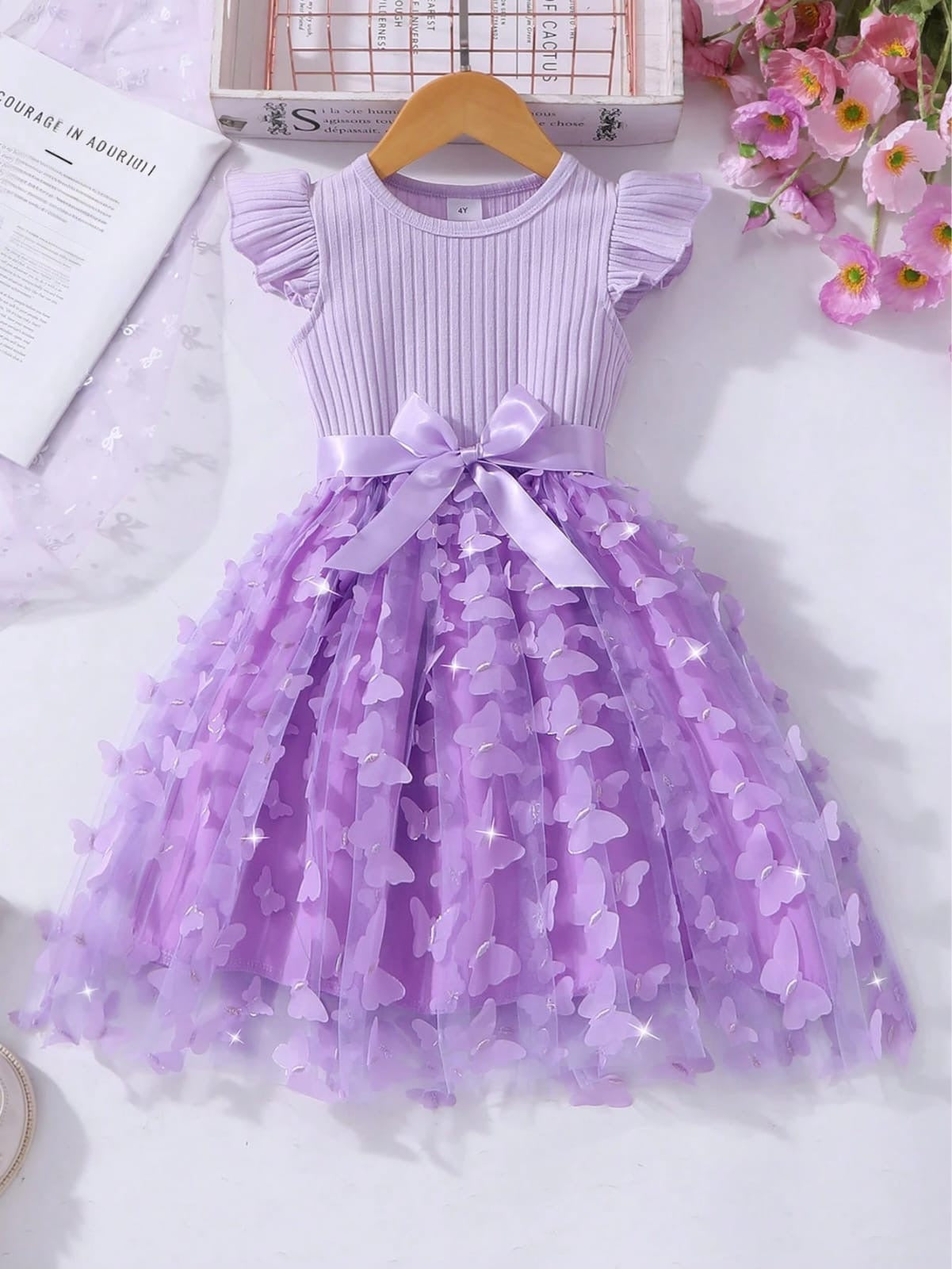 Vestido de verano elegante para niña con mangas cortas acanaladas, malla con mariposa y cinturón