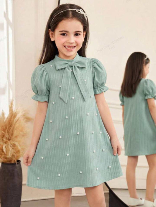 Vestido suelto con cuello de pie y mangas de pétalos con decoración de mariposa