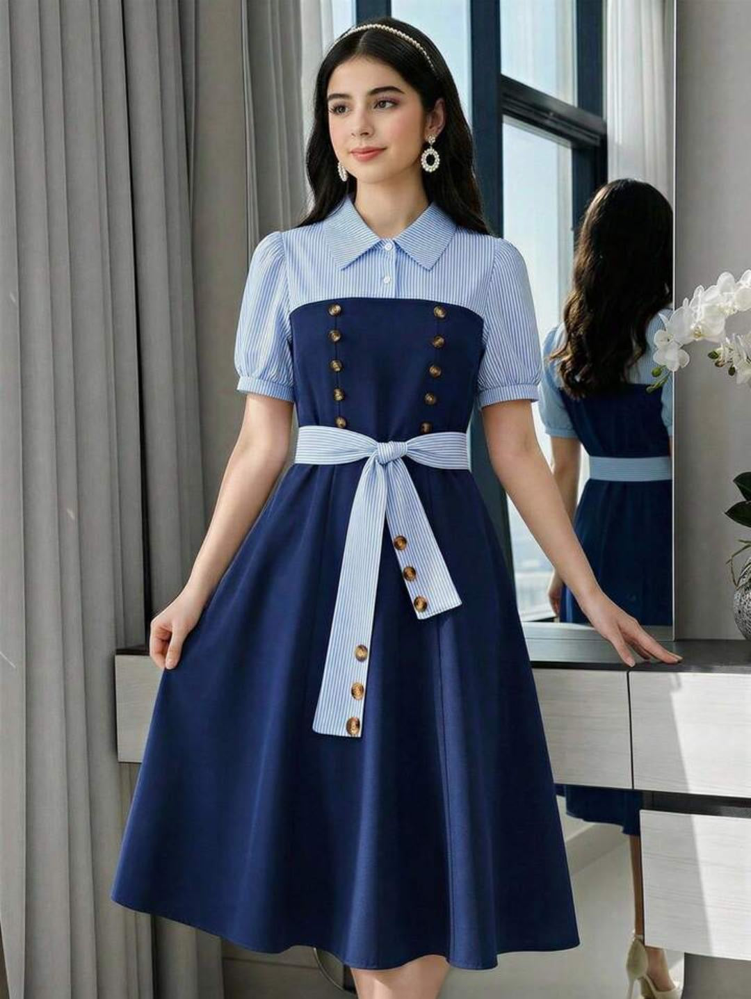 Vestido de verano de moda de manga corta diseñado para niñas jóvenes, con una parte superior de camisa de cuello azul y blanco a rayas, combinada con una pieza del pecho en azul marino