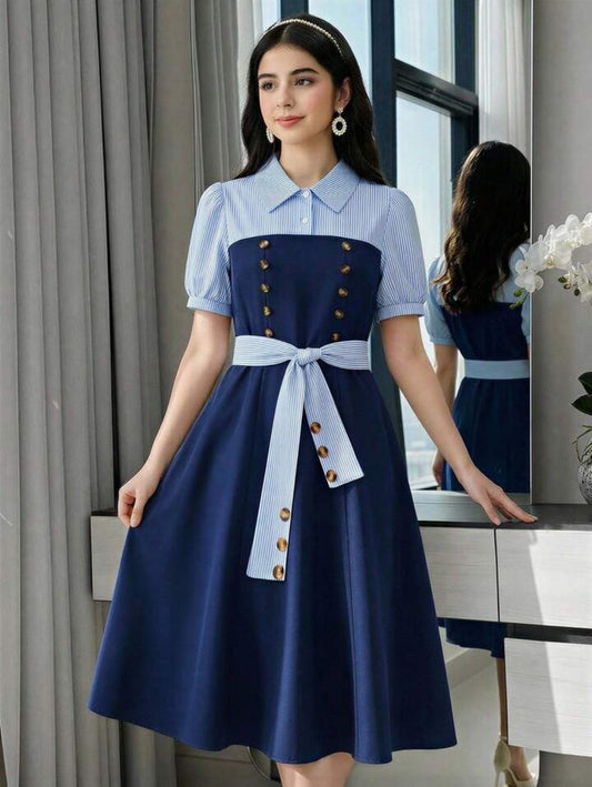 Vestido de verano de moda de manga corta diseñado para niñas jóvenes, con una parte superior de camisa de cuello azul y blanco a rayas, combinada con una pieza del pecho en azul marino