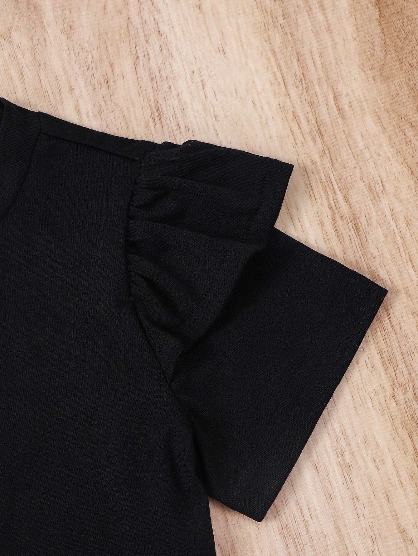Conjunto De Blusa Negra Y Pantalón Corto A Cuadros Para Niña