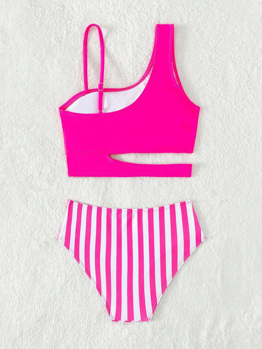 Vista trasera del bikini con top asimétrico y detalles ajustables.