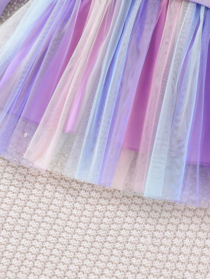 Detalle del tul degradado en tonos pastel del vestido.