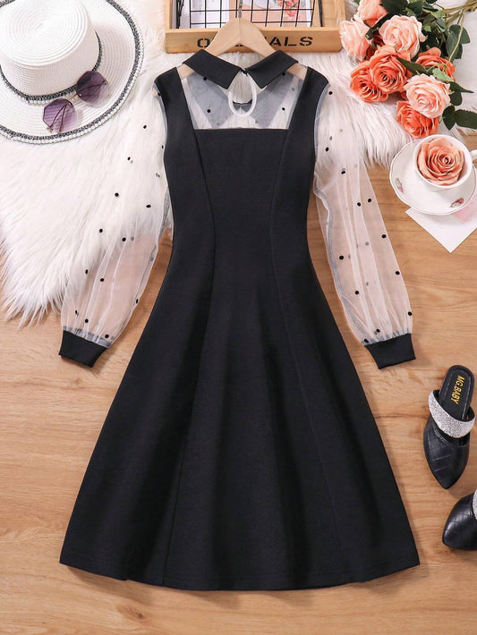 Vista trasera del vestido negro con detalles en gasa y cuello camisero.