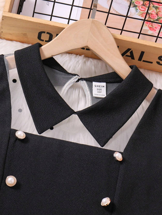 Primer plano del cuello camisero y detalles de perlas en la doble botonadura.