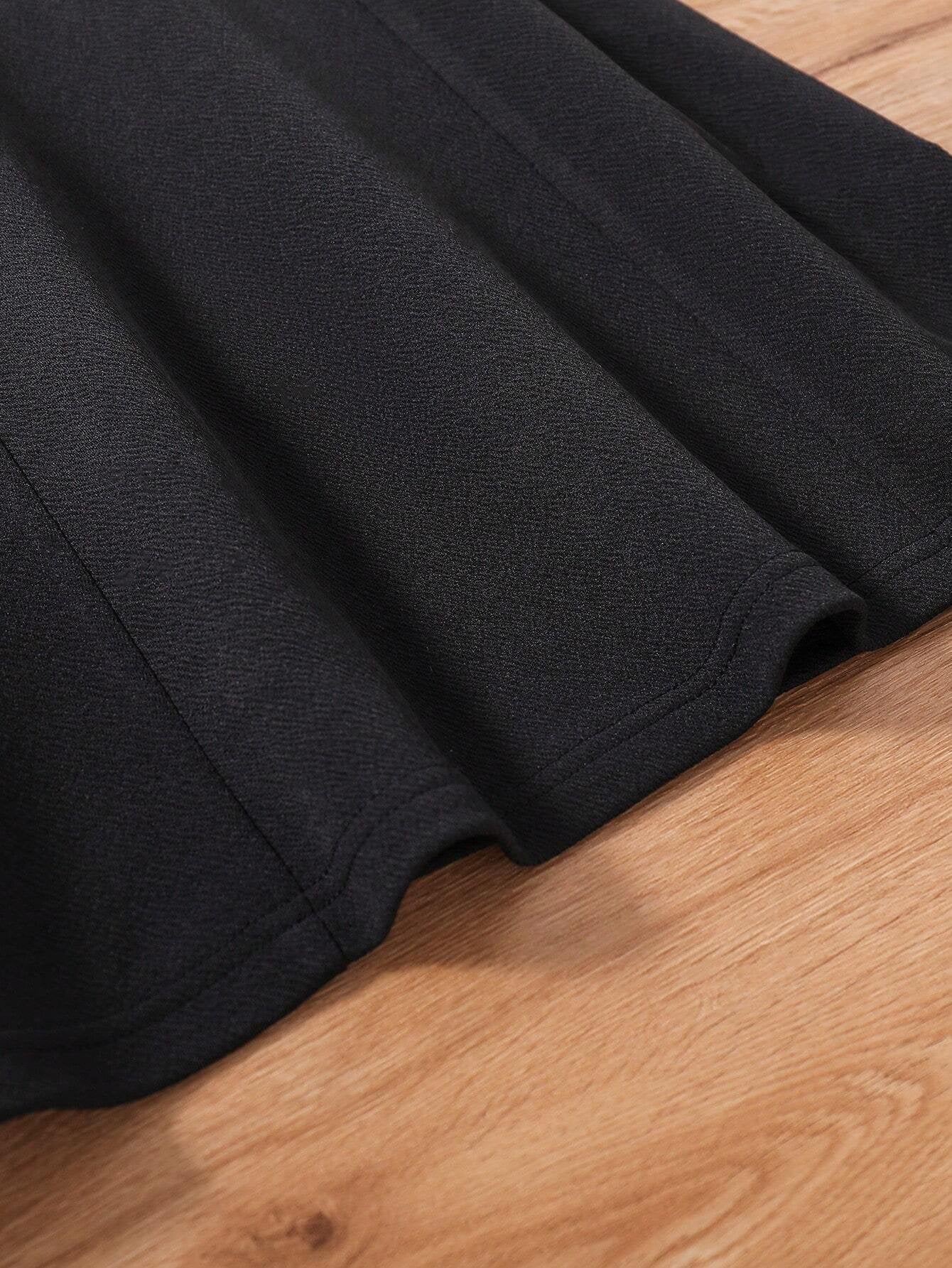 Detalle del bajo acampanado del vestido negro para niñas.