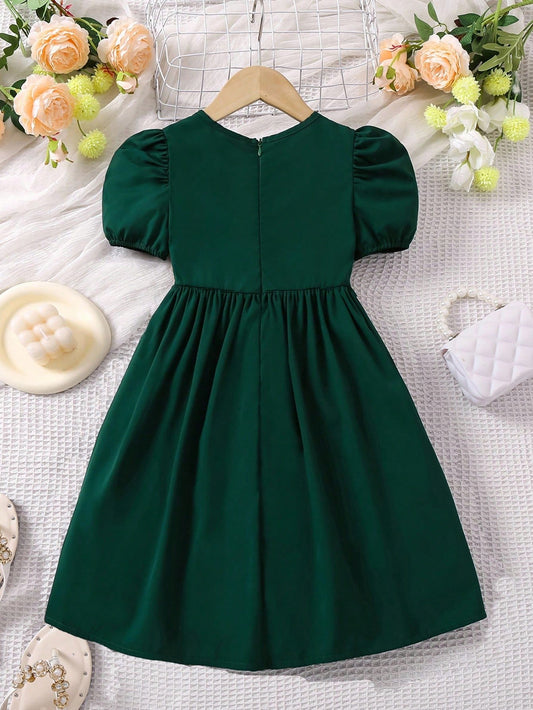 Vestido Verde Con Encaje Dorado Para Niña Elegante