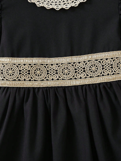 Cinturón de encaje dorado en la cintura del vestido.