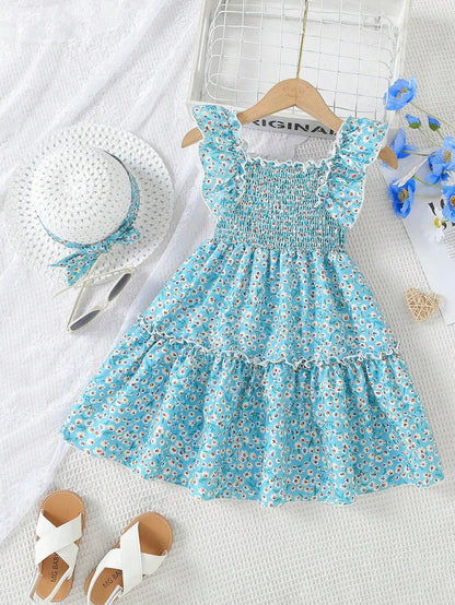 Vestido verde con estampado floral, volantes en los hombros e incluye sombrero a juego.