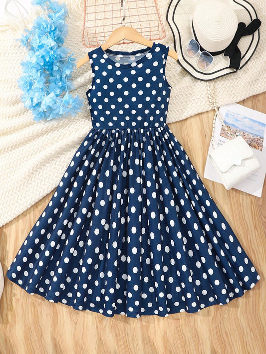 Vestido midi azul con lunares para niñas exhibido en plano, destacando su diseño clásico.