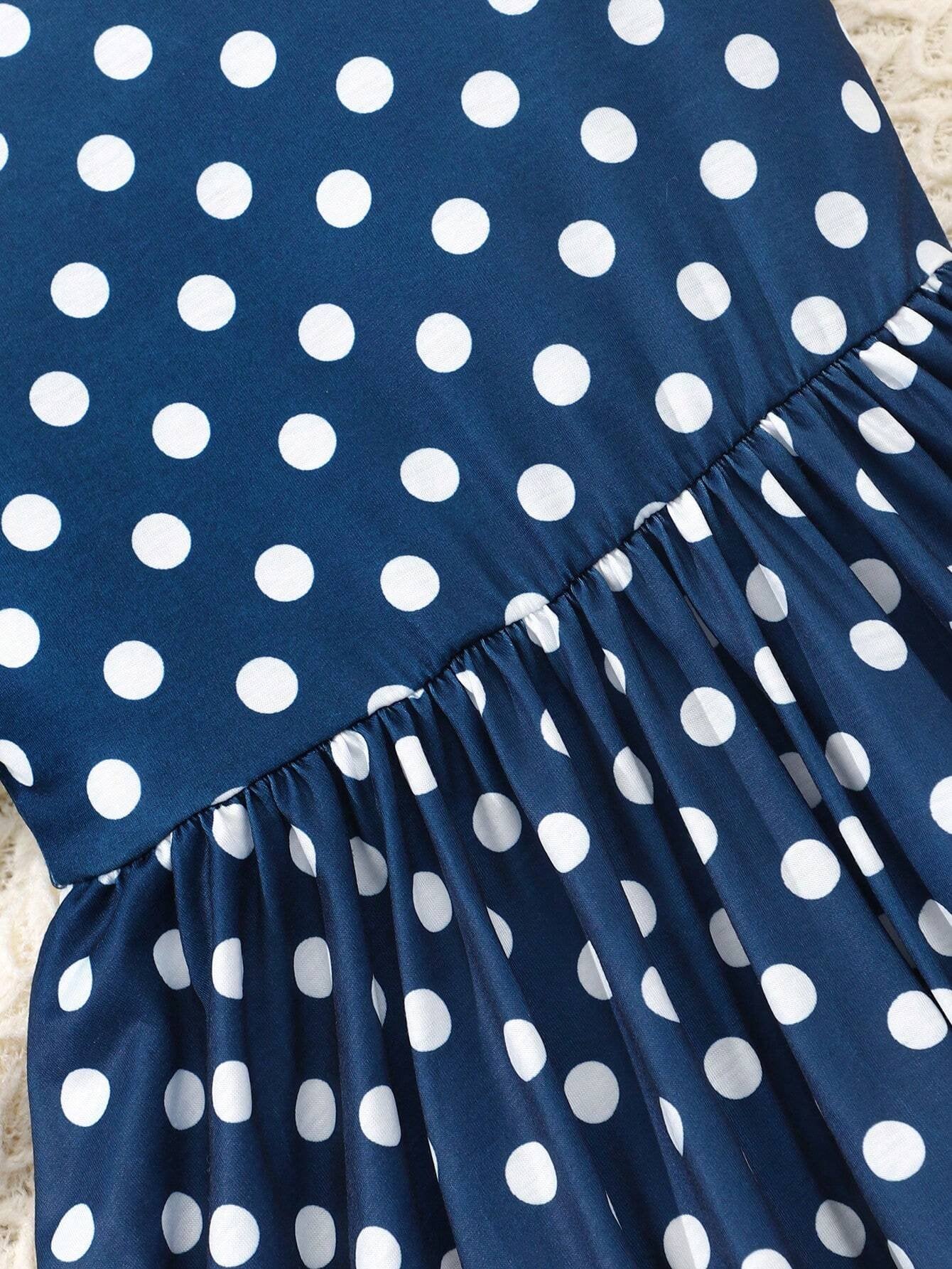 Detalle del estampado de lunares del vestido midi azul para niñas, resaltando su tejido y acabado.