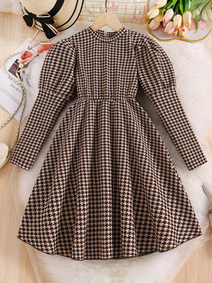 Vestido Café Con Estampado Pata De Gallo Para Niña