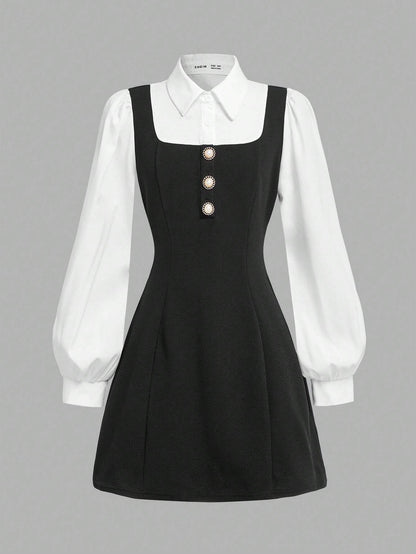 Vista posterior del conjunto elegante con vestido negro y blusa blanca de manga obispo.