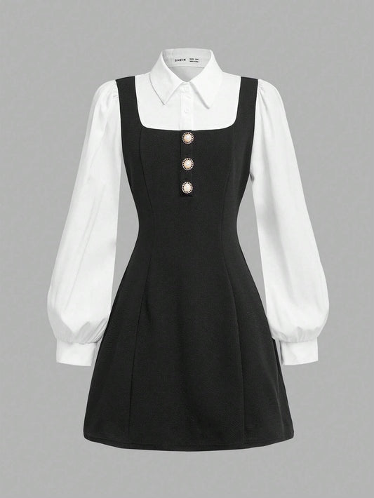 Vista posterior del conjunto elegante con vestido negro y blusa blanca de manga obispo.