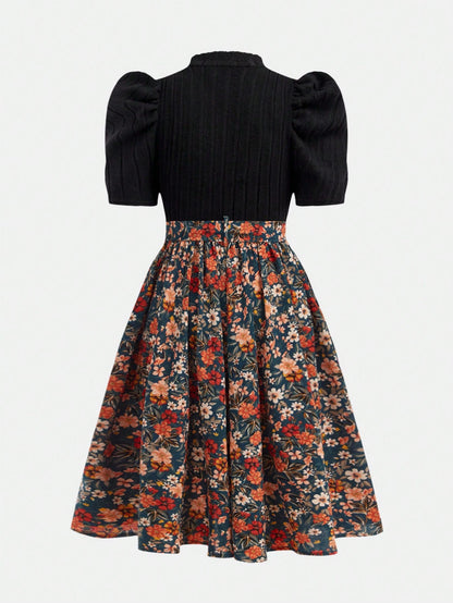 Vestido midi floral para niñas exhibido en plano, destacando su diseño y estampado.