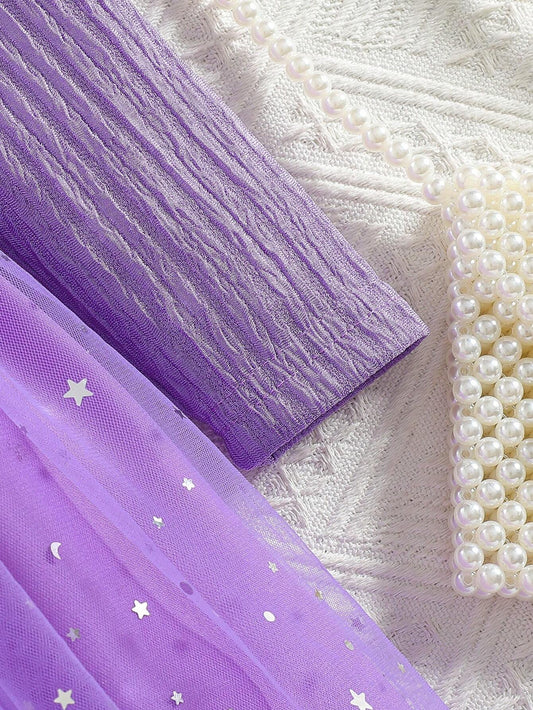 Detalle de la tela y tul brillante del vestido morado con tul y lazo para niña.