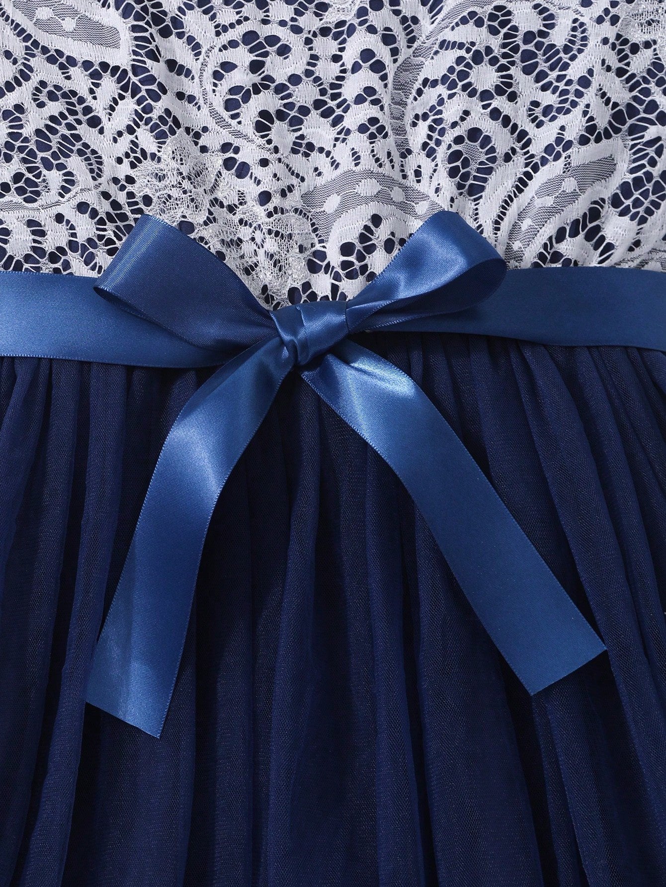 Vestido elegante azul marino para niña con encaje y falda de tul, ideal para ocasiones especiales.