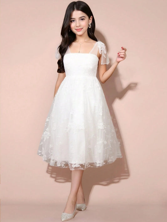 Vestido Blanco Midi Con Tirantes Y Detalles En Encaje Para Niña