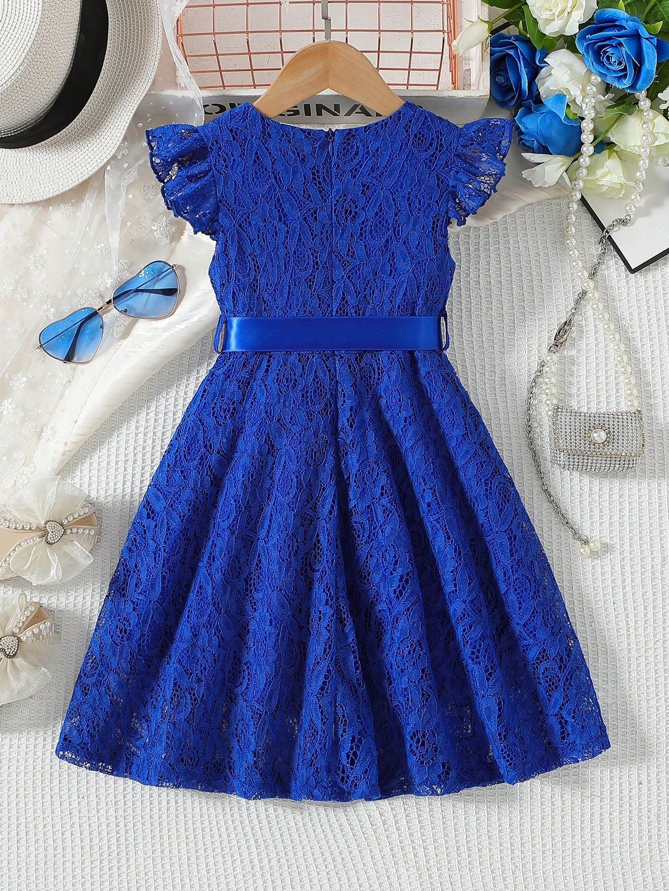 Vestido Azul De Encaje Con Cinturón Para Niña