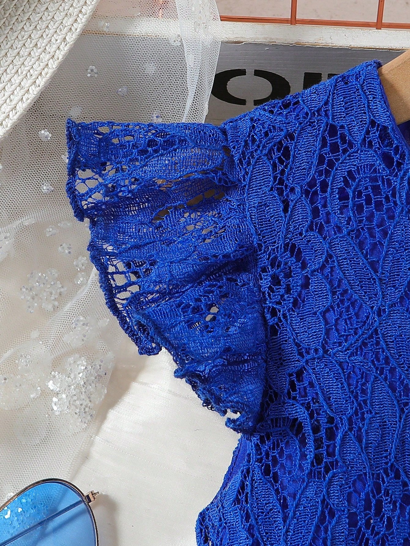 Vestido Azul De Encaje Con Cinturón Para Niña