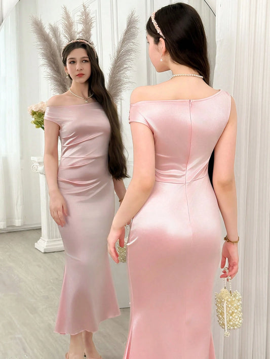 Vestido Rosa Satinado Con Cuello Asimétrico Para Adolescente