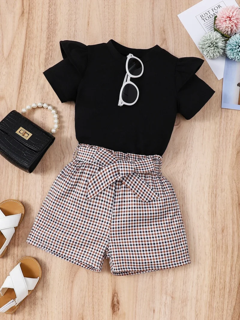 Conjunto De Blusa Negra Y Pantalón Corto A Cuadros Para Niña