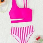 Bikini deportivo para niñas en color fucsia con braguita de rayas sobre fondo blanco.