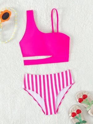 Bikini deportivo para niñas en color fucsia con braguita de rayas sobre fondo blanco.