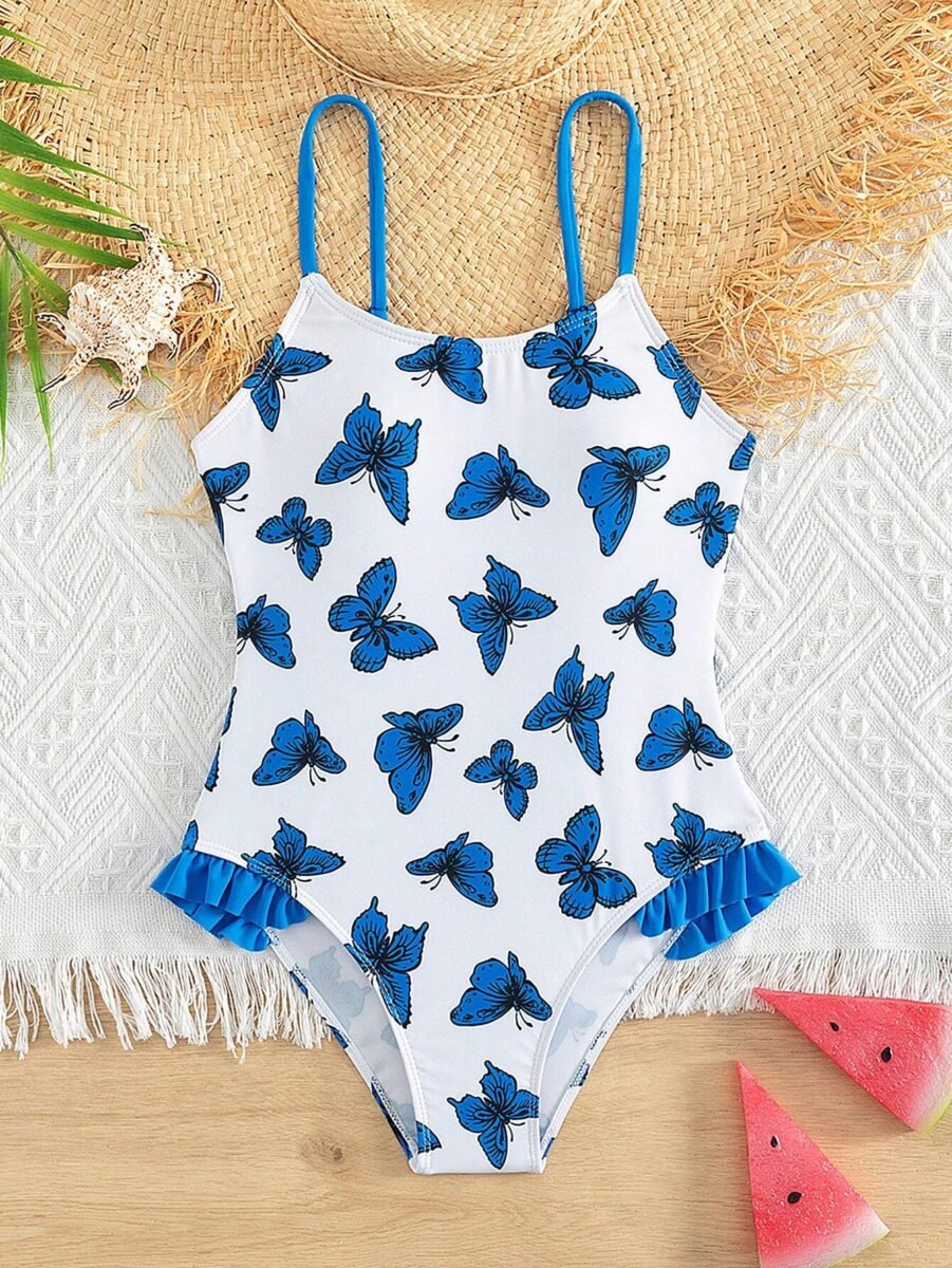 Traje de baño blanco con estampado de mariposas azules y volantes en los costados.