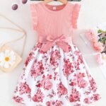 Vestido floral para niña con moño y volantes en los hombros.