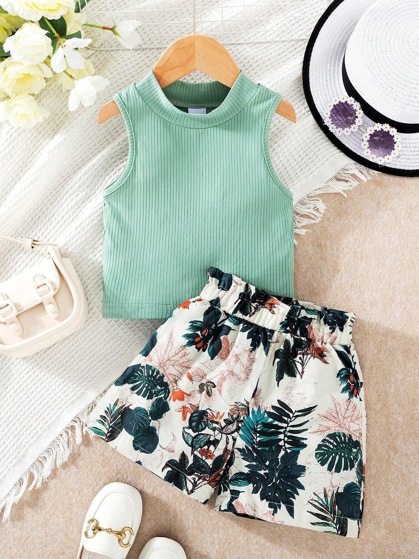 Conjunto de blusa sin mangas y short estampado para niña.