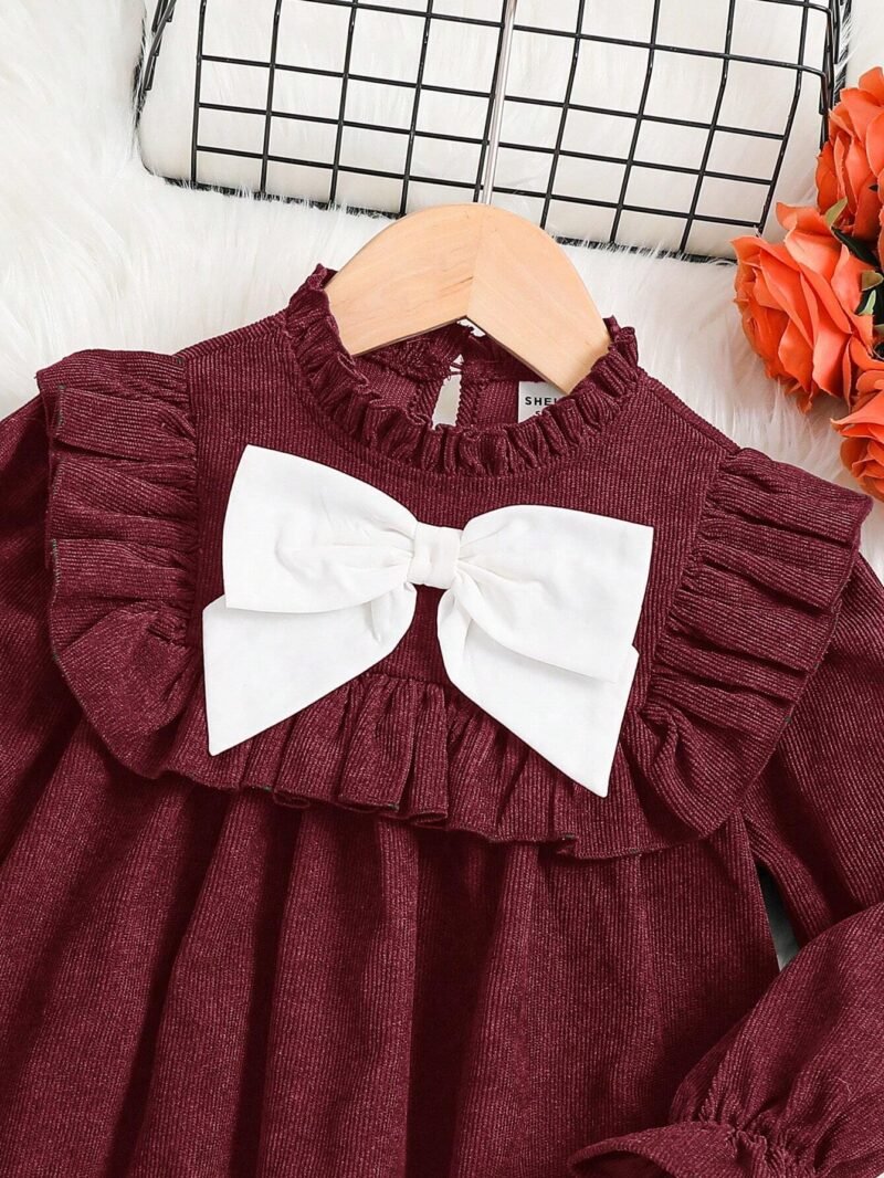 Vestido Burdeos Con Moño Grande Y Volantes Para Niñas - Imagen 4