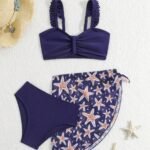 Conjunto de bikini azul marino con falda estampada de estrellas de mar.