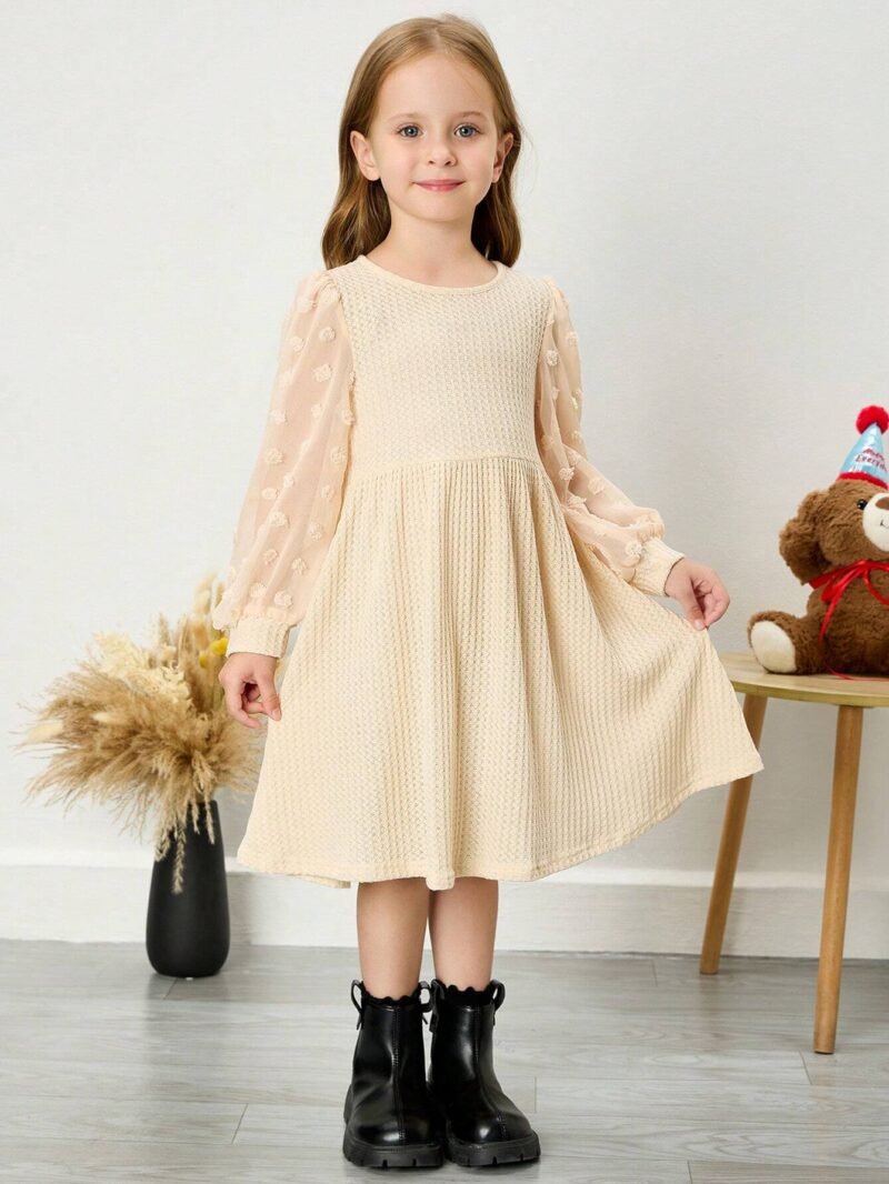 Vestido Beige Con Mangas Transparentes Bordadas Para Niña