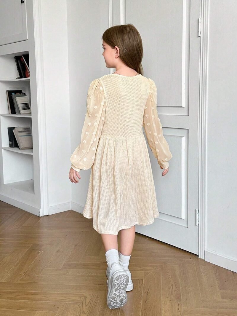 Vestido Beige Con Mangas Transparentes Y Bordados Para Niña - Imagen 2