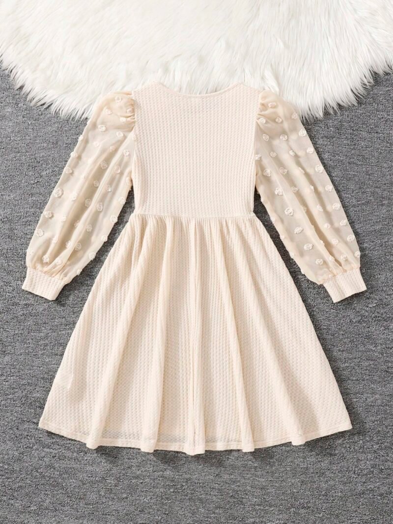 Vestido Beige Con Mangas Transparentes Y Bordados Para Niña - Imagen 4