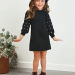 Vestido negro para niñas con manga obispo y detalles de perlas, ideal para eventos especiales.
