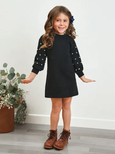 Vestido negro para niñas con manga obispo y detalles de perlas, ideal para eventos especiales.