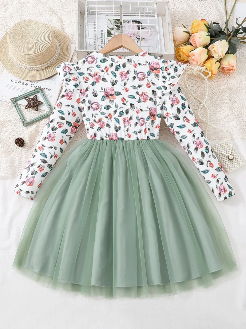 Parte posterior del Vestido Floral con Falda de Tul Verde para Niña, muestra cierre completo del diseño floral y la cintura ajustada en tul."