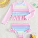 Set de bikini para niñas con volantes y estampado a rayas en tonos pastel.
