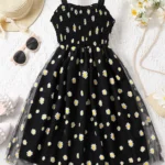 Vestido de tirantes para niñas con estampado floral y diseño fruncido en la parte superior.