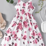 Vestido corto blanco floral con tirantes para niña, vista frontal mostrando estampado floral rosa y falda campana.